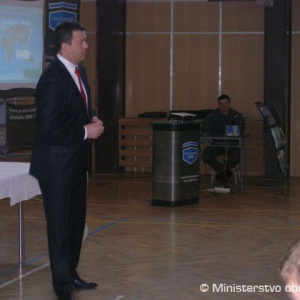 Minister obrany medzi študentmi v Dubnici nad Váhom