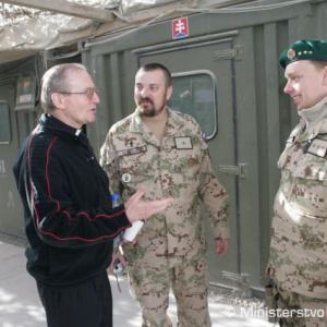 Ordinár ozbrojených síl a ozbrojených zborov František Rábek so slovenským vojenským kaplánom v ISAF poručíkom Jánom Ostapčukom a finančným dôstojníkom kapitánom Martinom Farkašom