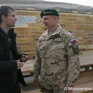 Minister obrany s zástupcom hlavného ženistu ISAF plukovníkom Jaroslavom Bieleným v tábore slovenských vojakov v Kandaháre