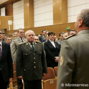 Generálmajor Jaroslav Vývlek podáva hlásenie ministrovi obrany Ľubomírovi Galkovi a náčelníkovi generálneho štábu OS SR generálovi Ľubomírovi Bulíkovi