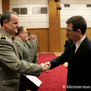 Štátny tajomník ministerstva obrany SR Róbert Ondrejcsák blahoželá oceneným vojakom