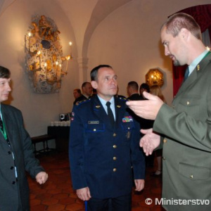kpt. Michnica v rozhovore s NGŠ Národných ozbrojených síl Lotyšska generálmajorom Jurisom Maklakovským a zástupcom srbskej tlače Radenkom Mutavdzičom