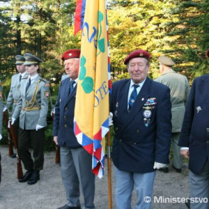 Pri pamätníku na Dukle nechýbali ani zástupcovia Klubu voj. výsadkárov