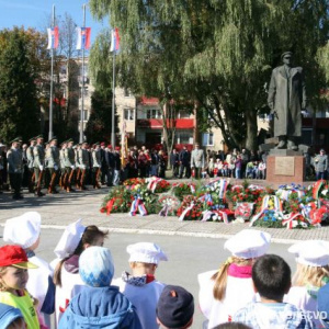 Slávnostné okamihy okolo sochy arm. gen. Ludvíka Svobodu vo Svidníku