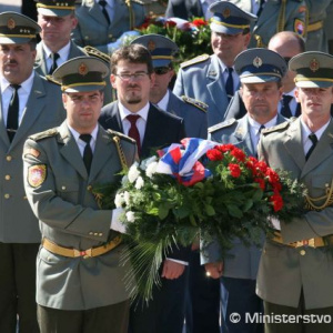 Štátny tajomník MO SR Róbert Ondrejcsák pri kladení vencov k pamätníku sovietskej armády vo Svidníku