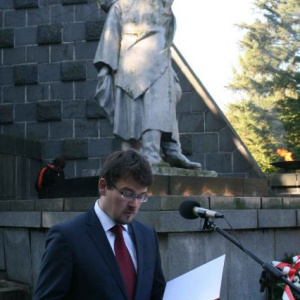 Štátny tajomník MO SR Róbert Ondrejcsák pri slávnostnom prejave na Dukle