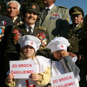 Vojnovým veteránom prišli poďakovať aj deti zo svidníckych škôl