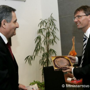 Iracký veľvyslanec daroval ministrovi pamätnú plaketu