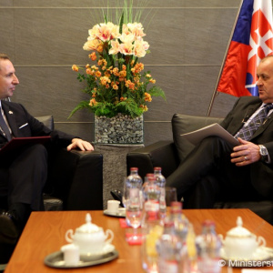 Minister obrany Peter Gajdoš sa stretol s britským veľvyslancom Johnom Garthom