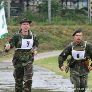 Niektorí sa rozhodli absolvovať trať v uniforme