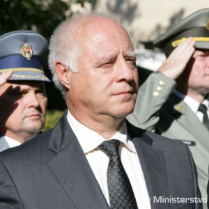 Ministerstvo obrany SR na slávnostnom odhalení pamätníka zastupoval vedúci Služobného úradu ministerstva obrany SR  Peter Plučinský. Sprevádzali ho veliteľ Síl výcviku a podpory OS SR generálmajor Peter Vojtek (vľavo) a plukovník gšt. Ján Burda