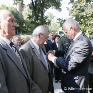Vedúci služobného úradu ministerstva obrany SR  Peter Plučinský dekoruje ocenených Pamätnými medailami ministra obrany SR III. stupňa, ktoré im udelil minister Ľubomír Galko.