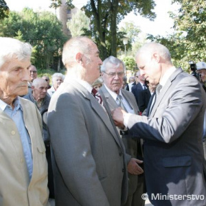 Vedúci služobného úradu ministerstva obrany SR  Peter Plučinský dekoruje ocenených Pamätnými medailami ministra obrany SR III. stupňa, ktoré im udelil minister Ľubomír Galko.