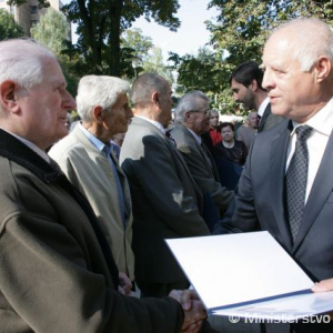 Vedúci služobného úradu ministerstva obrany SR  Peter Plučinský dekoruje ocenených Pamätnými medailami ministra obrany SR III. stupňa, ktoré im udelil minister Ľubomír Galko.