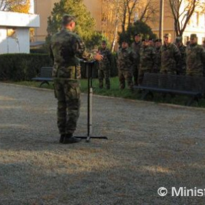 Zhromaždenie profesionálnych vojakov pri pamätníku padlým vojakom v priestore 21. zmiešaného mechanizovaného práporu v Trebišove