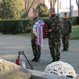 Kladenie venca k pamätníku tragicky zosnulých profesionálnych vojakov počas letu 19. 01. 2006 pri návrate z KFOR v Kosove