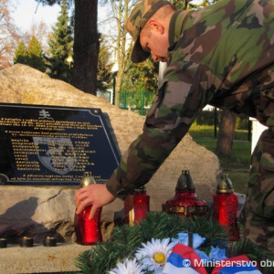des. Jozef HRICÍK  zapaľuje sviečku 