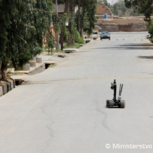 Do nebezpečného priestoru vysiela tím EOD ako prvého robota