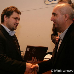 Cenu Ministerstva obrany preberá Peter Maťašeje, šéfredaktor časopisu Nový Clus