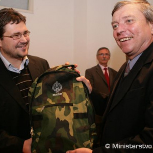 Cenu Ministerstva obrany preberá Ján Libant, šéfredaktor časopisu Život v Hlohovci