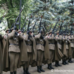 Čestná salva na počesť hrdinov