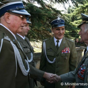 Generálporučík v. v. Ján Husák sa zdraví s poľskými vojnovými veteránmi