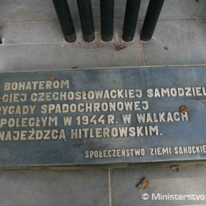 Nápis na pamätníku v poľských Nowosielcach