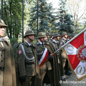 Poľskí vojaci vzdávajú česť padlým slovenským a českým hrdinom