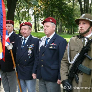 1Úctu svojim predchodcom vzdali aj zástupcovia Klubu vojenských výsadkárov
