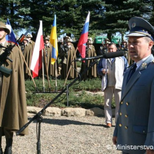Vedúci slovenskej delegácie generálmajor Peter Vojtek vyslovuje úctu všetkým padlým vojakom na cintoríne v Dukle