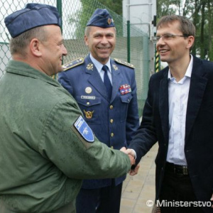Ministra obrany Ľubomíra Galka v Kuchyni privítal veliteľ Leteckého krídla plukovnímk Peter Prekop (vľavo) a veliteľ Vzdušných síl OS SR  generálmajor Martin Babiak