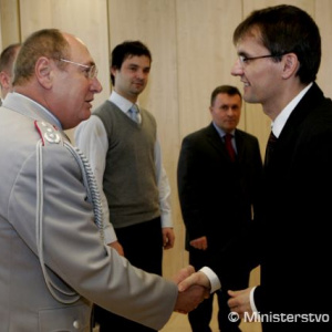 Minister obrany SR Ľubomír Galko sa zvítal aj s pridelenecom obrany Nemecka podplukovníkom Herbertom  Schmidom