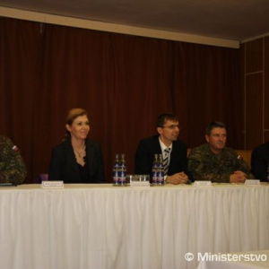 Zľava plk. gšt. Karol Navrátil, riaditeľka Kancelárie ministra obrany Margaréta Cehláriková, minister obrany SR Ľubomír Galko, genmjr. Ján Salaganič, riaditeľ Vojenskej zotavovne na Zemplínskej šírave JUDr. Slavomír Janok