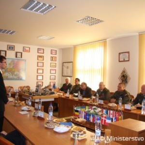 Členovia Klubu vojenských dôchodcov Michalovce diskutujú s ministrom obrany