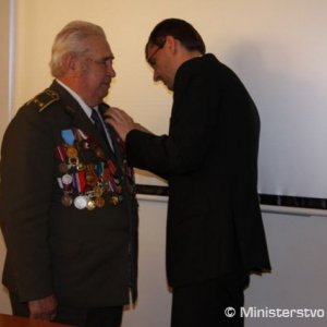 Ľ. Galko odovzdáva Pamätnú medailu ministra obrany 3. stupňa pplk. Šaraničovi