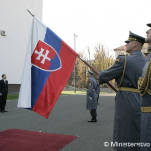 Hlásenie veliteľa Čestnej stráže OS SR ministrovi obrany Ľ. Galkovi