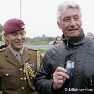 Zástupca britského vojenského pridelenca major Adam Jowett a synovec príslušníka britského bombardéra Roberta Johnsona Alan Johnson ukazuje novinárom fotografiu svojho strýka