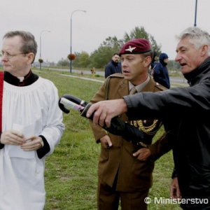 Zľava páter Patrick Curran z Viedne, major Adam Jowett, zástupca britského vojenského pridelenca a synovec zosnulého ostreľovača čatára Roberta Johnsona Alan Johnson