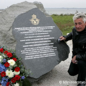 Alan Johnson s fotografiou strýka Roberta Johnsona pri pamätníku posádky britského lietadla ktoré bolo zostrelené pred 66. rokmi