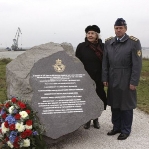 Pani Ailsa Domanová, predstaviteľka veteránov západného frontu a veliteľ Zmiešaného leteckého krídla generála Otta Smika na Sliači plukovník Vladimír Lisý pri pamätníku padlých britských vojakov
