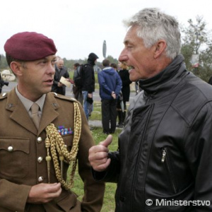 Major Adam Jowett počas rozhovoru s Alanom Johnsonom