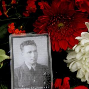 Fotografia padlého Roberta Johnsona medzi kvetmi venca