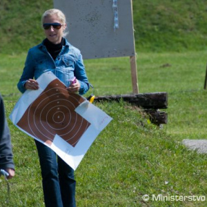 Veronike Ševčíkovej bolo ľúto ničiť nový terč. Zo samopalu nastrieľala sympatickú nulu