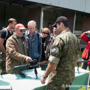 Vojenská polícia okrem zabezpečenia strelieb predviedla svoje zbrane