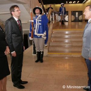 Ministra obrany Ľubomíra  Galka s manželkou víta veliteľ posádky Trenčín generálmajor Peter Vojtek