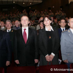 V strede primátor Trenčína Richard Rybníček počas slovenskej štátnej hymny