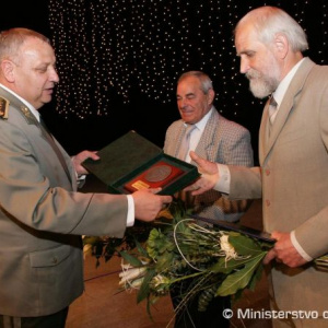 Zástupca náčelníka generálneho štábu generálporučík Jaroslav Vývlek oceňuje víťaza v kategórii Priateľ armády Juraja Ondrejčíka, za ním Miroslav Košírer