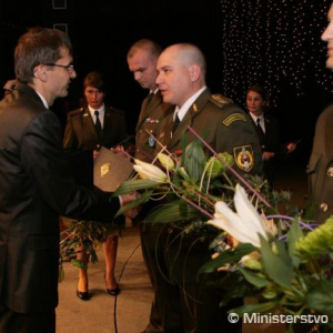 V kategórii záchrana života minister obrany Ľubomír Galko blahoželá nominovaným vojenským policajtom z Topoľčian