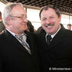 Majorovi v. z. Emilovi Molitorisovi (vpravo) sa prišiel poďakovať aj muž, ktorého zachránil z rozbúreného mora.