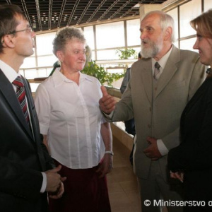Minister obrany Ľubomír Galko a Juraj Ondrejčík (na fotografii s manželkami) sa dohodli, že spoločne navštívia zrekonštruovaný hrob padlých vojakov v horách nad Slavošovcami.